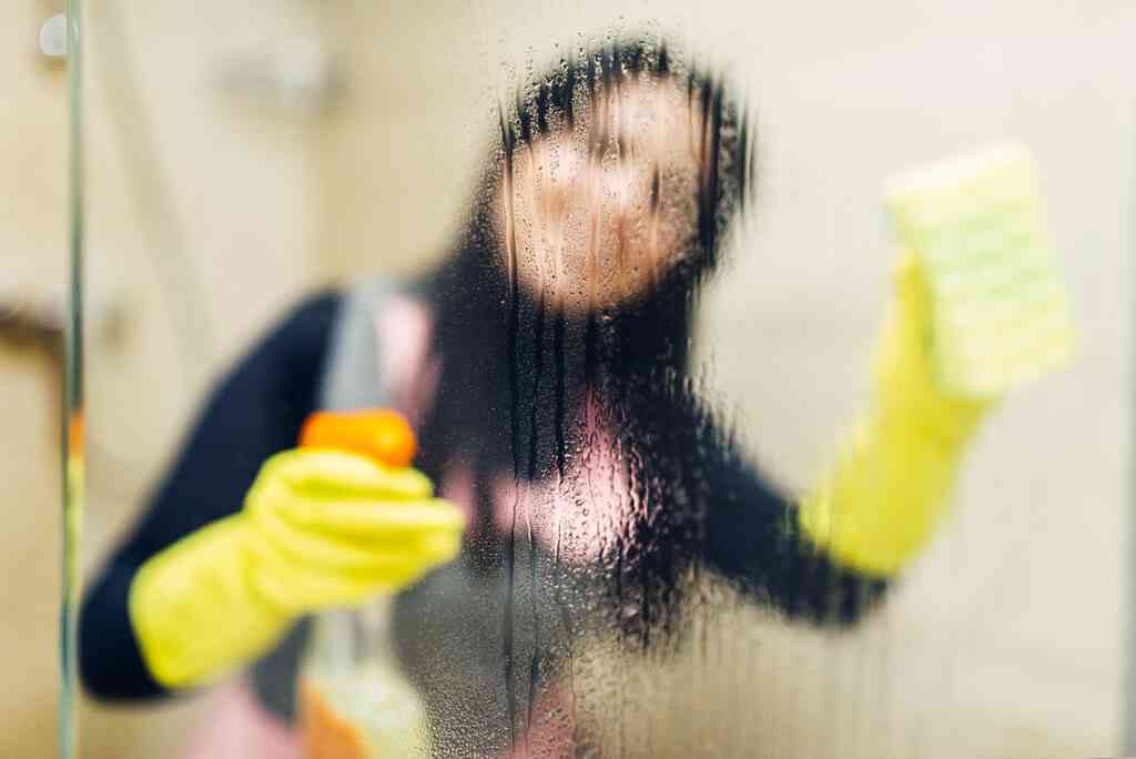 limpiando puerta de vidrio