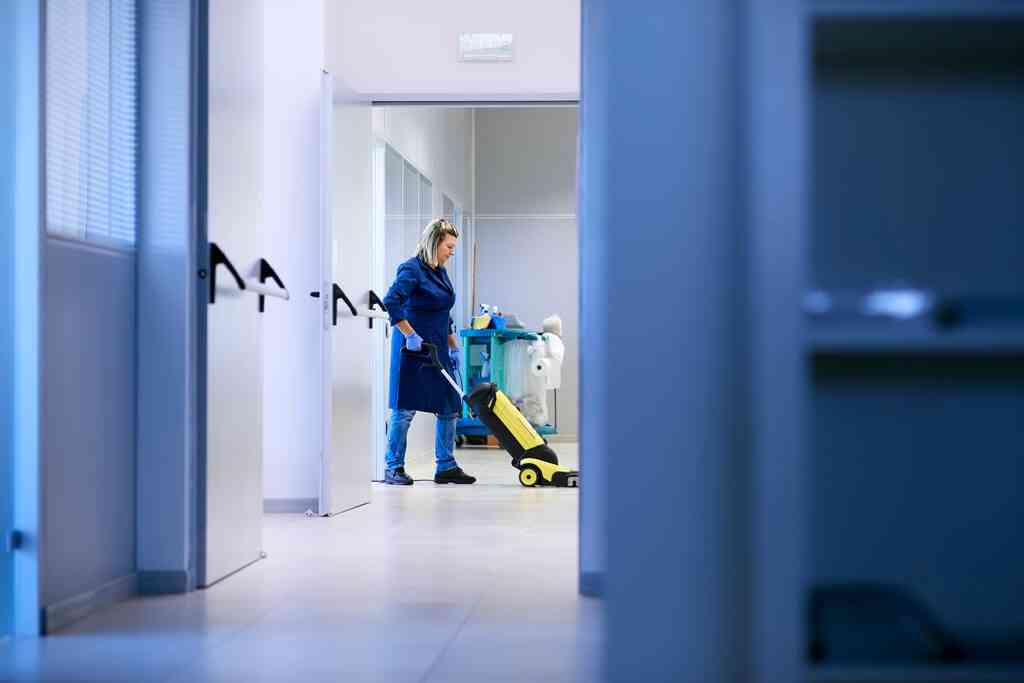 ¿Es posible conseguir una limpieza de oficinas de turno de noche?