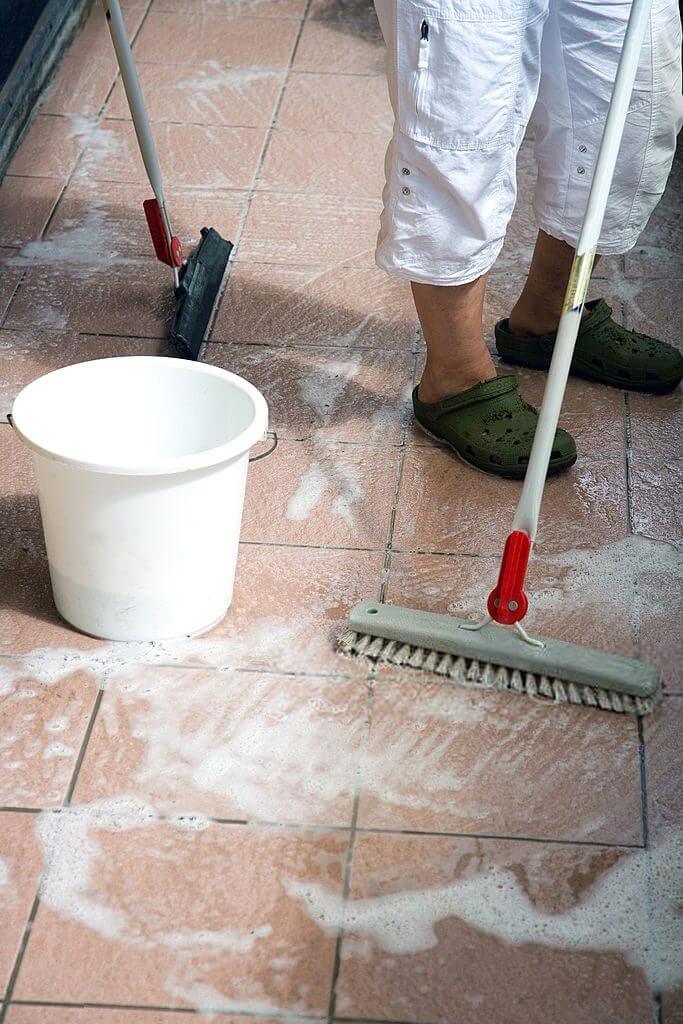 Cómo limpiar piso de cerámica exterior profesionalmente