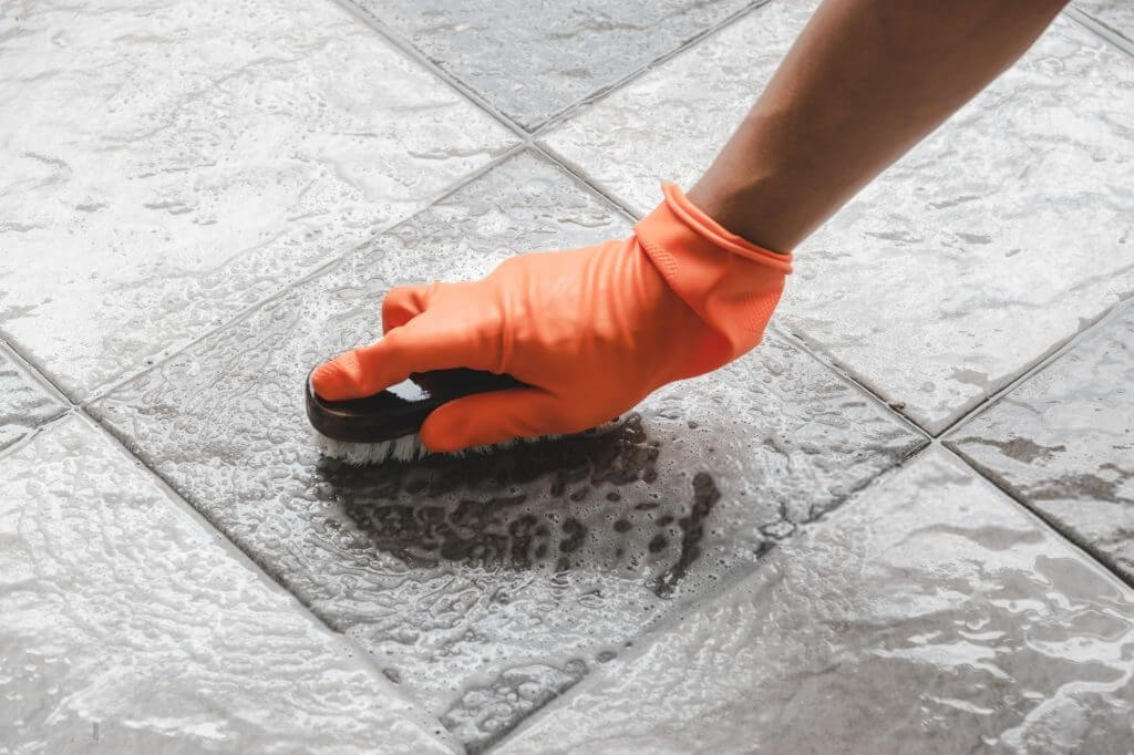 limpiar piso de cerámica antideslizante