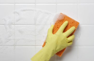 cómo limpiar los azulejos del baño