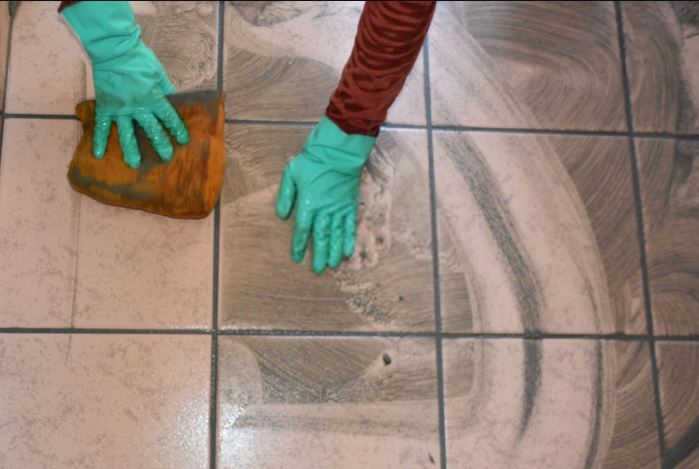 cómo limpiar las juntas de las baldosas del suelo